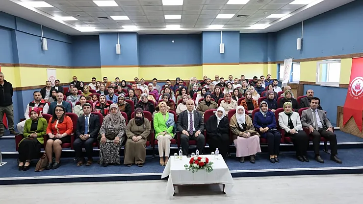 Ağrı'da Anneler Günü'ne Özel Söyleşi Programı Düzenlendi