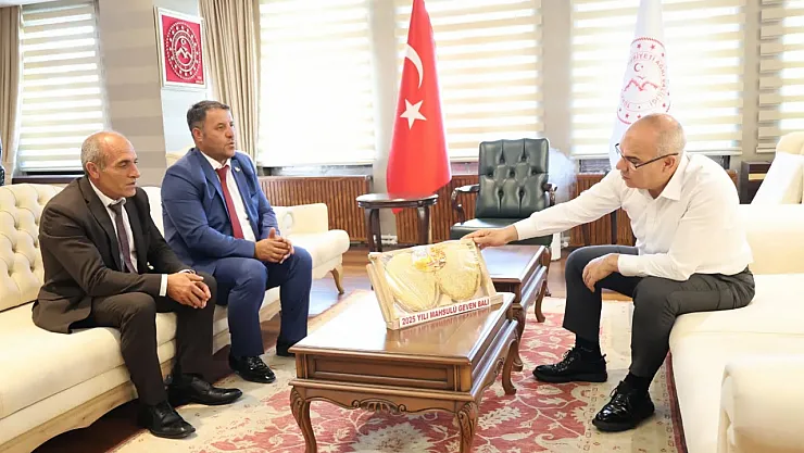 Ağrı'da İlk Bal Hasadı Vali Koç'a Sunuldu: Arıcılık Sektörü Masaya Yatırıldı