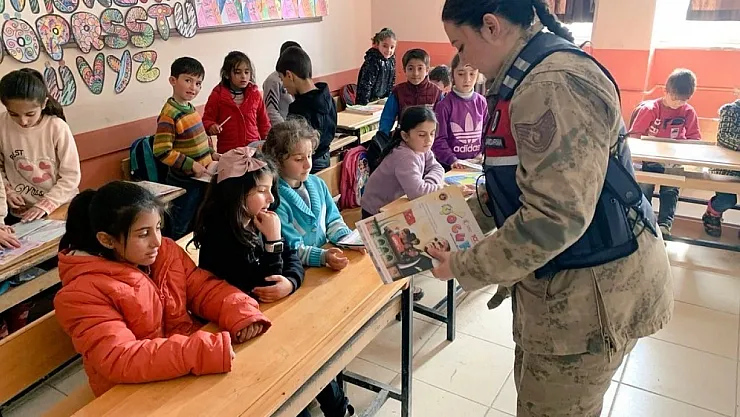 Ağrı'da Jandarma personellerince öğrencilere KADES uygulaması tanıtıldı