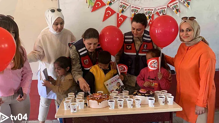 Ağrı'da jandarmadan miniklere 23 Nisan sürprizi