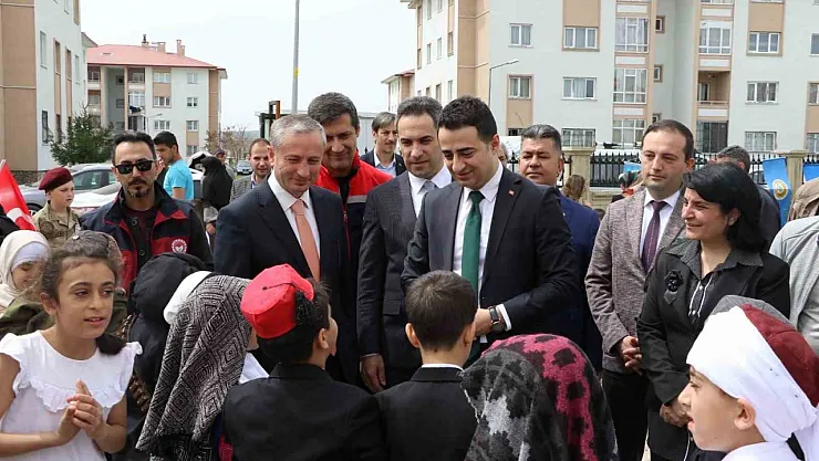 Ağrı'da 'Kahramanlarımızı Yaşatalım Projesi' kapsamında fidan dikildi