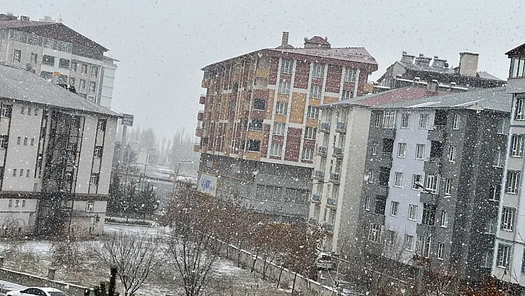 Ağrı'da Kar Yeniden Yağdı: Beyaz Örtü Şehri Sarıyor