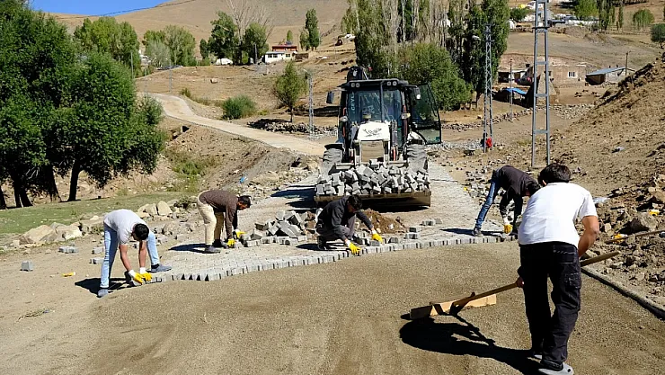 Ağrı'da Karlıca Köyüne 5000 m² Kilit Parke! Ağrı Valiliği Köy Yollarını Yeniliyor