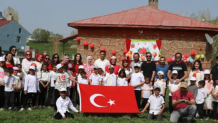 Ağrı'da köy okulu öğrencilerini çileklerle buluşturdu