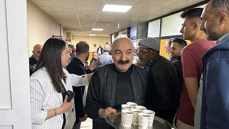 Ağrı'da vatandaşlar faturaların ödemek içi uzun kuyruk oluşturdu