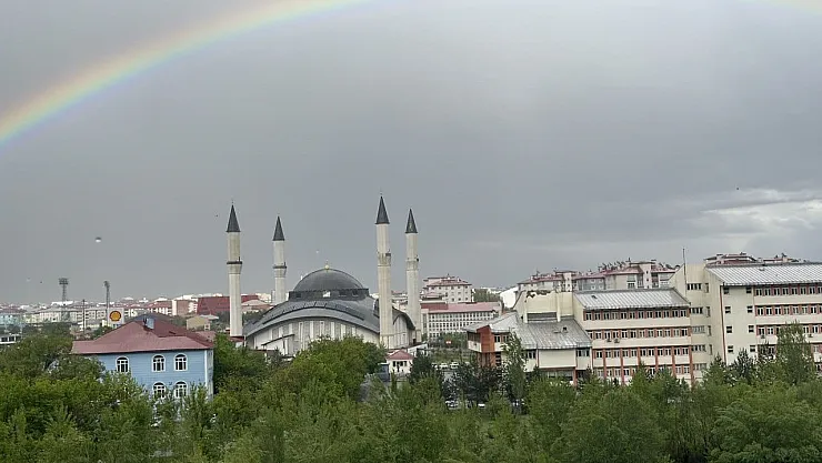 Ağrı'da yağmur sonrası oluşan gökkuşağı kente renk kattı