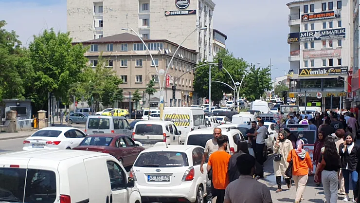 Ağrı'da YKS sonrası trafik felç oldu