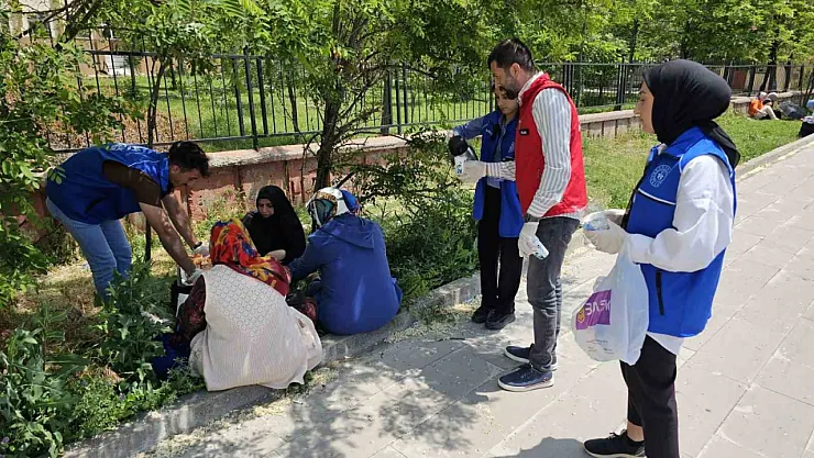 Ağrı'da YKS'ye girecek öğrencilere ve ailelerine kahvaltı ikramı yapıldı