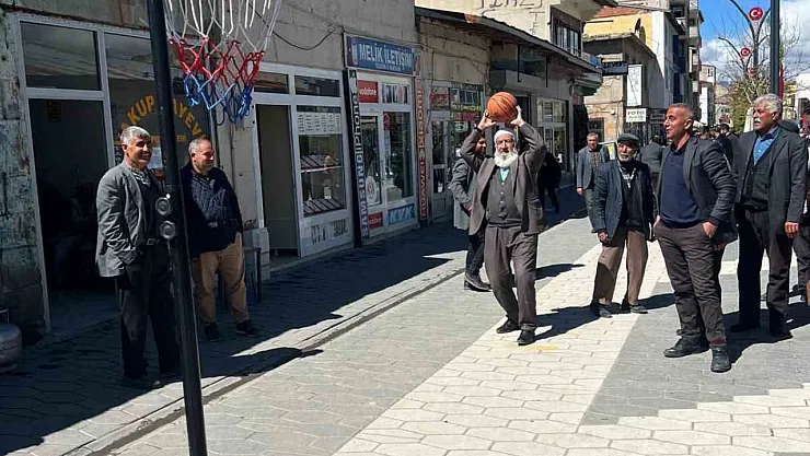 Ağrı'daki etkinliklerde yaşlı adam gençlere taş çıkardı