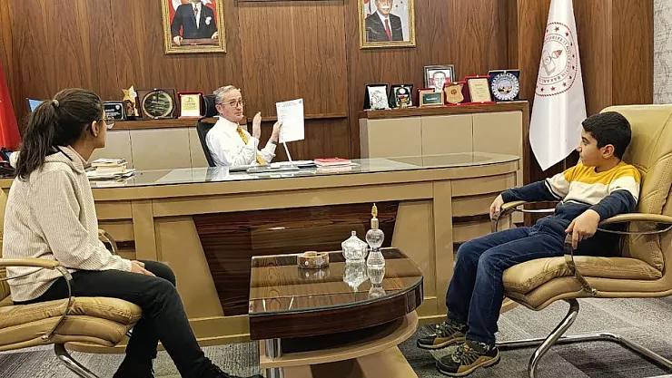 Ağrı İl Milli Eğitim Müdürü Hasan Kökrek, Öğrencilere Destek Olmaya Devam Ediyor