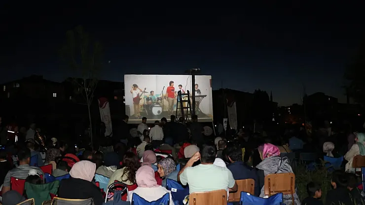 Ağrı Valiliği'nden Çocuklara Özel Şenlik ve Açık Hava Sinema Keyfi