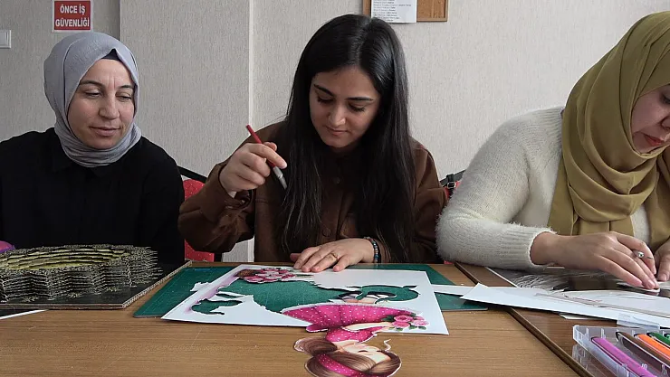 Ağrılı Kadınların Ellerinde Kağıt Rölyef Sanatı Hayat Buluyor