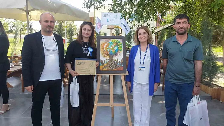 Ağrılı Zeynep Çetin resim yarışmasında Türkiye birincisi oldu