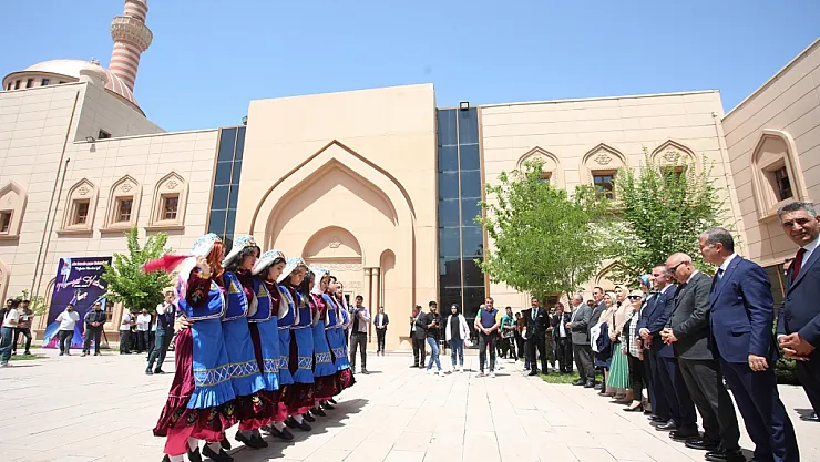 AİÇÜ'de Mezuniyet Coşkusu: 3 Bin 750 Öğrenci Diplomalarını Aldı