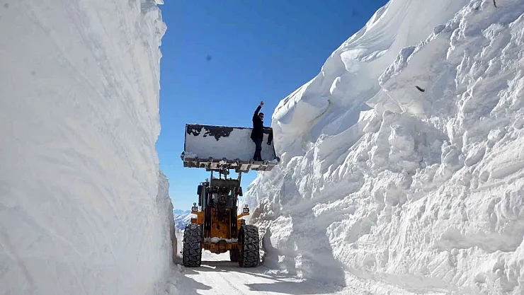 Yüksekova'da 9 metrelik kar tünelleri şaşırtıyor
