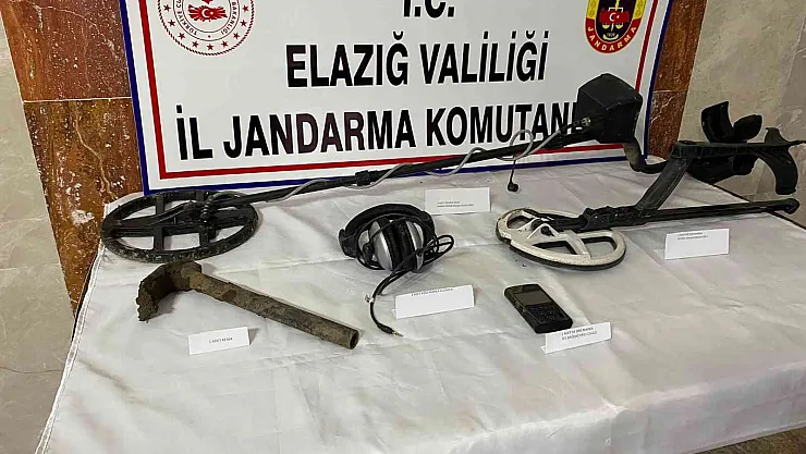 Elazığ'da define arayan bir şahıs, jandarma tarafından suçüstü yakalandı
