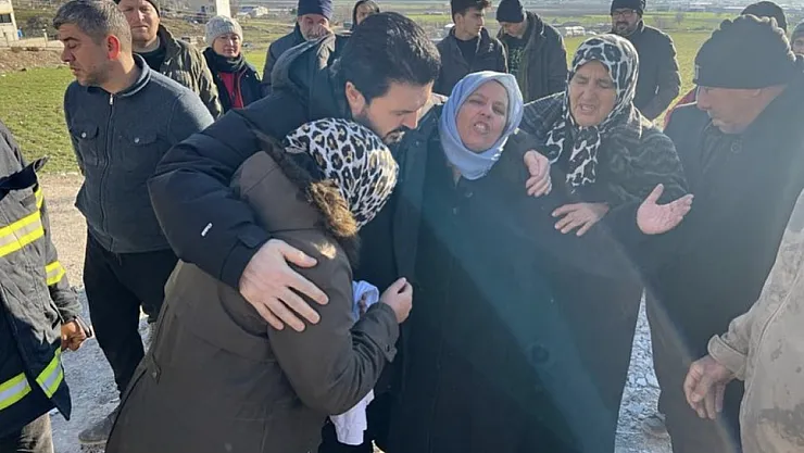 Başkan Sayan, depremzedelerin yanında