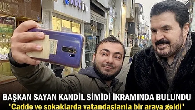 Başkan Sayan vatandaşlara kandil simidi ikramında bulundu