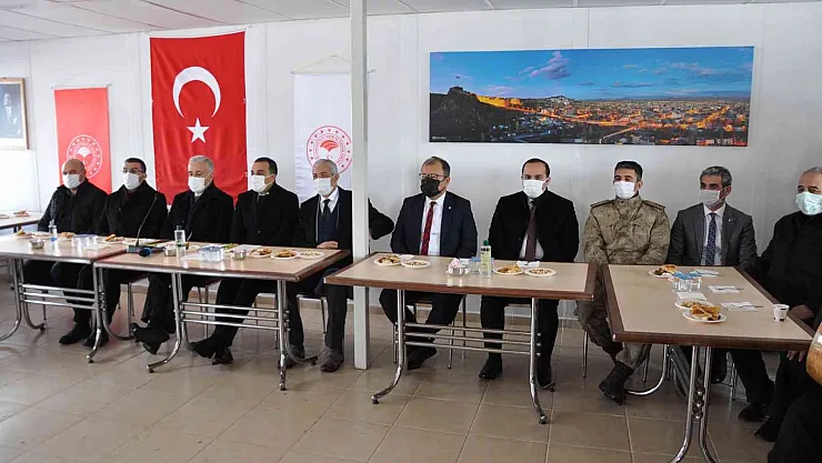 Kars'ta 31 çiftçiye 2 bin 884 koyun verildi
