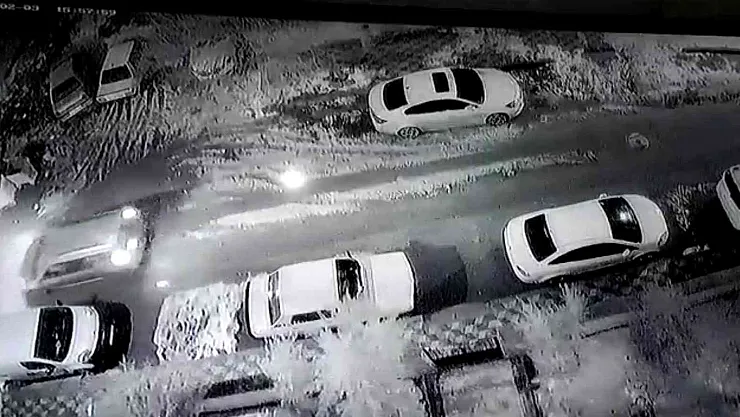 Kaldırımda yürürken bir anda kendini çukurda bulan adamın görüntüleri ortaya çıktı
