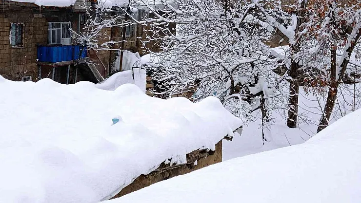 Hakkari'de 97 yerleşim yeri yolu ulaşıma kapandı
