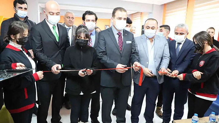 Vali Akbıyık 'Gençlik ve Gelecek' temalı söyleşiye katıldı
