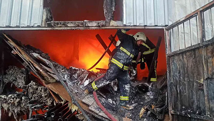 10 araç ve 26 personelle müdahale edilen yangın 2 saatte kontrol altına alındı
