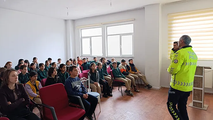 Eleşkirt İlçe Emniyet Amirliği'nden Öğrencilere Trafik Güvenliği ve Adli Olaylar Semineri