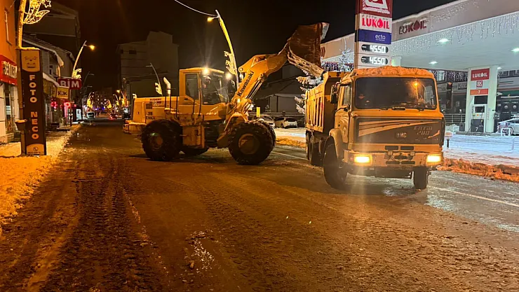 Eleşkirt'te Karla Mücadele: Ekipler Gece Boyunca Çalıştı