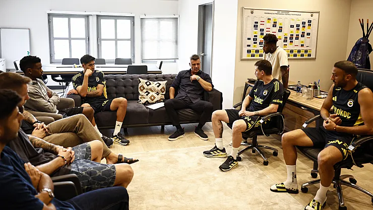 Fenerbahçe Başkanı Sadettin Saran, Futbol A Takımıyla Bir Araya Geldi