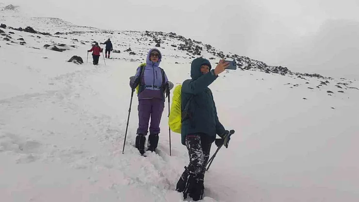 Kadın Dağcıların zorlu tırmanışına Ağrı Dağı geçit vermedi