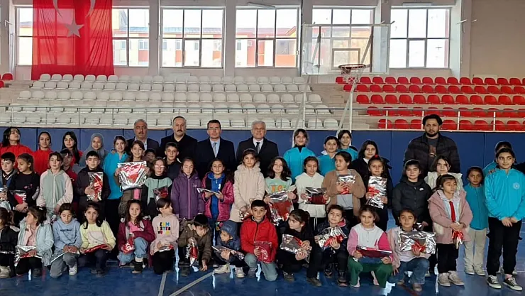 Tutak'ta Spor Malzemesi Dağıtım Töreni Gerçekleştirildi