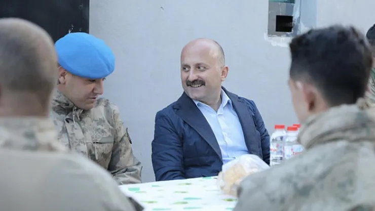 Vali Varol, Ağrı Dağı eteklerinde görev yapan askerlerle iftar yaptı