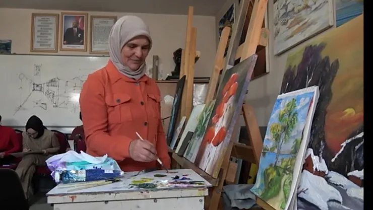 Zihniye Yalçın, 62 Yaşında Hayalini Gerçeğe Dönüştürdü: 'Resim Yapmak Beni Özgür Hissettiriyor'
