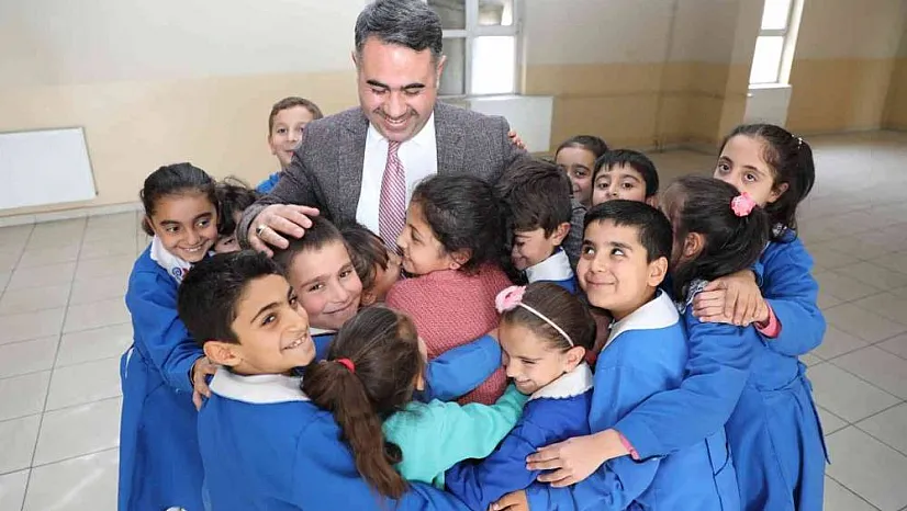 İhtiyaç sahibi öğrencilerine yardım etmek için kitap yazdı, ücretsiz kitap dağıttı.