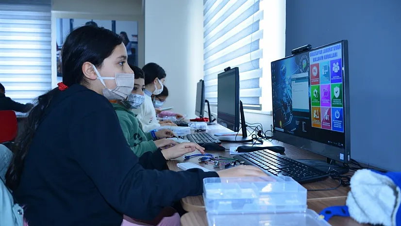 Robotik kodlama eğitimi alan gençler, geleceğin teknolojisini öğreniyor

