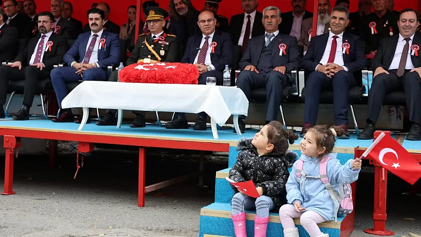Ağrı'da Cumhuriyetin 102'inci Yılı Coşkusu: Spor Şöleni ve Geçit Töreni