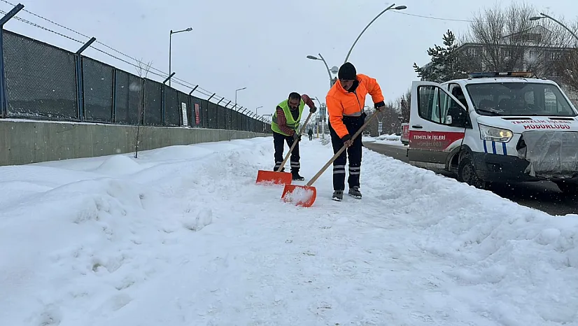 Ağrı'da kaldırımlar buz tutmadan ekipler sahada