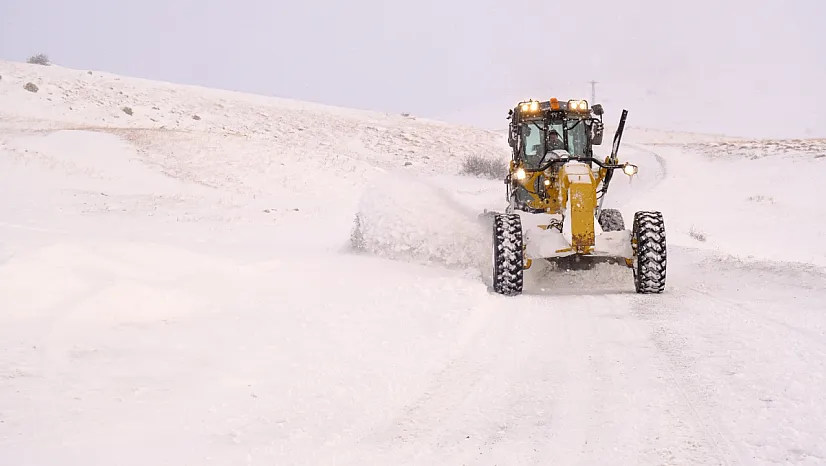 Ağrı'da kar ve tipi ulaşımı vurdu