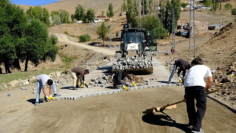 Ağrı'da Karlıca Köyüne 5000 m² Kilit Parke! Ağrı Valiliği Köy Yollarını Yeniliyor