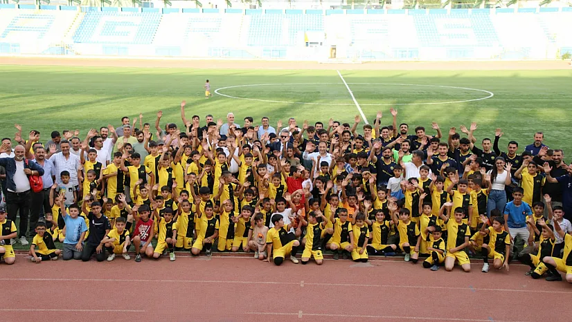 Ağrı'da Yaz Futbol Okulu Başladı: İl Müdürü Ahmet Çelebi Açılışta Genç Sporcularla Buluştu