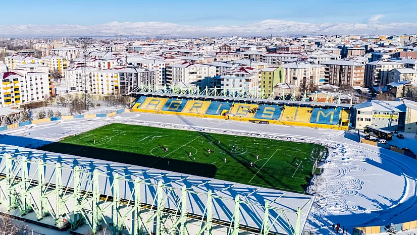 Ağrı Vali Lütfi Yiğenoğlu Stadyumu Kar Yağışıyla Beyaza Büründü