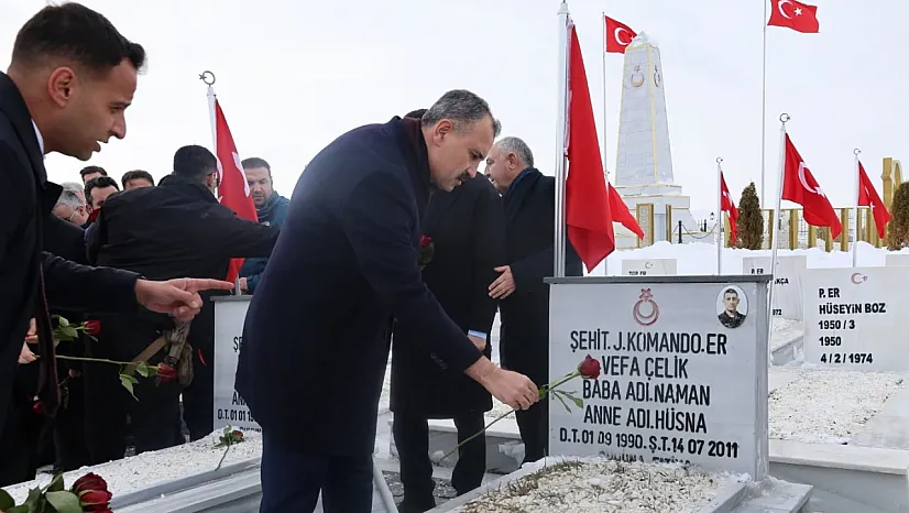 Ağrı Valisi Önder Bozkurt'tan İlk Ziyaret Merkez Şehitliği'ne