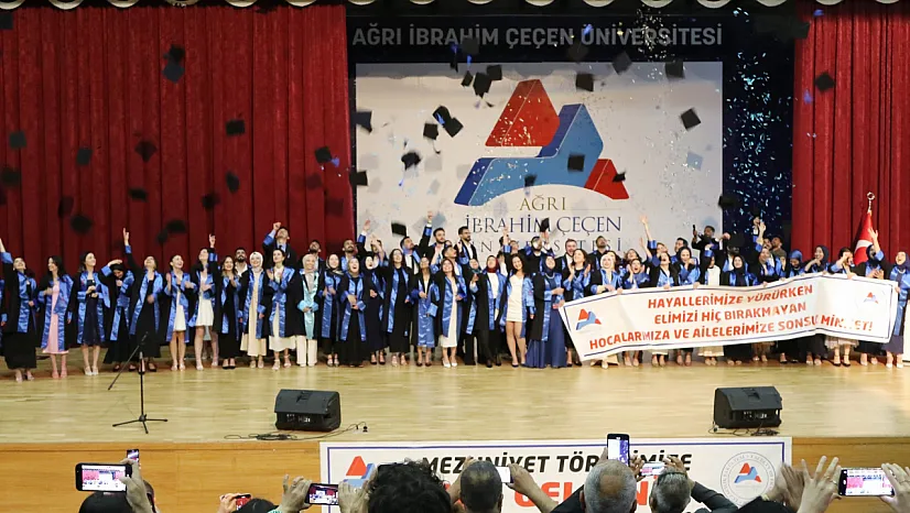 AİÇÜ Rektörü Prof. Dr. İlhami Gülçin, Eczacılık Fakültesi Mezuniyet Törenine Katıldı