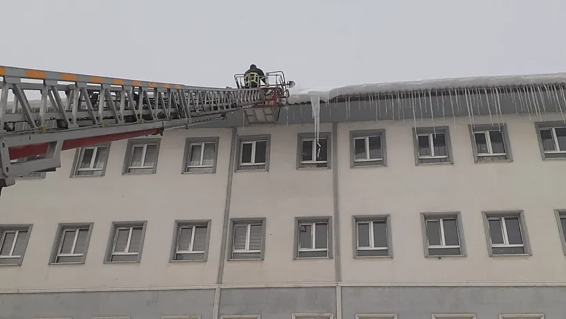 Buz sarkıtları tehlike saçtı: Ağrı'da itfaiyeden önlem