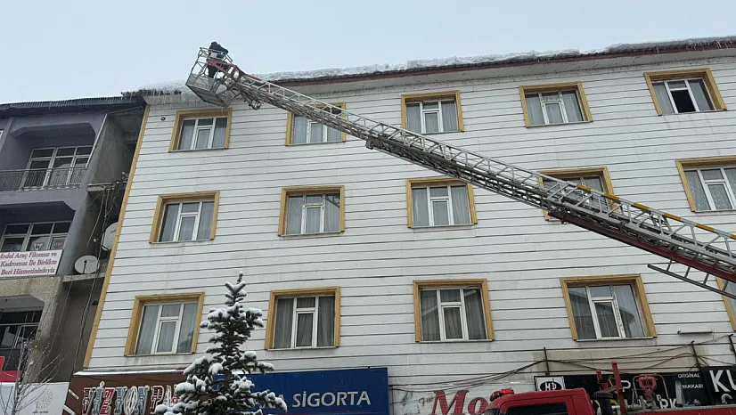 Patnos'ta çatı buzları alarm veriyor