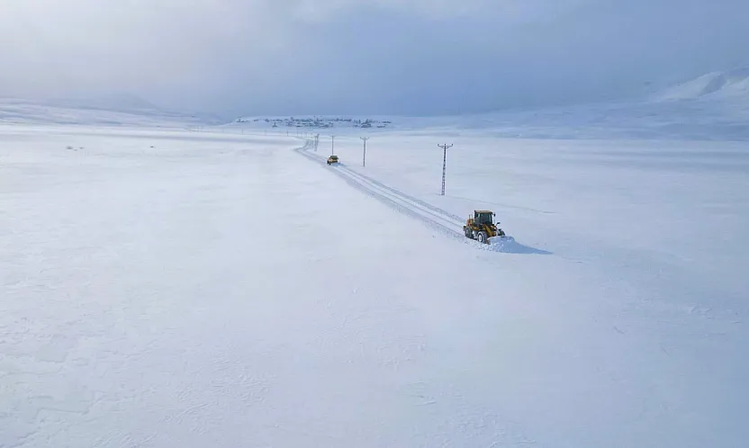 Ağrı beyaza gömüldü! 377 köy yolu ulaşıma kapandı