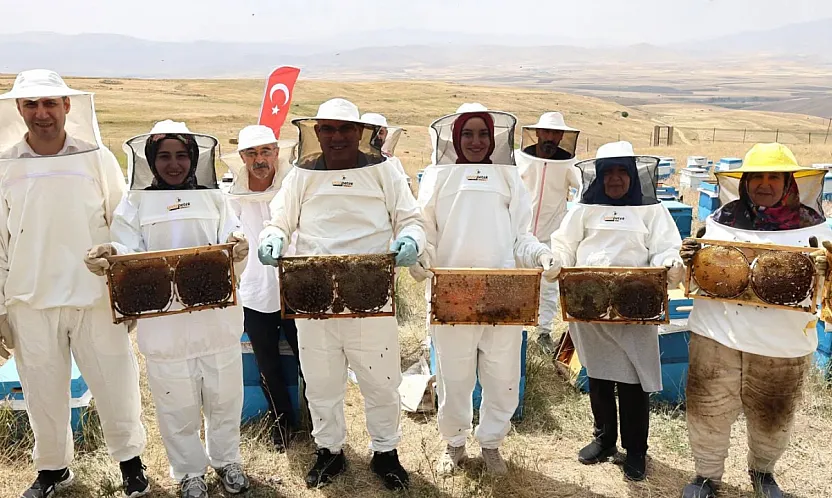 Ağrı'da Bal Hasadı Başladı: Vali Mustafa Koç, Kadın Arıcılarla Birlikte Kovan Açtı