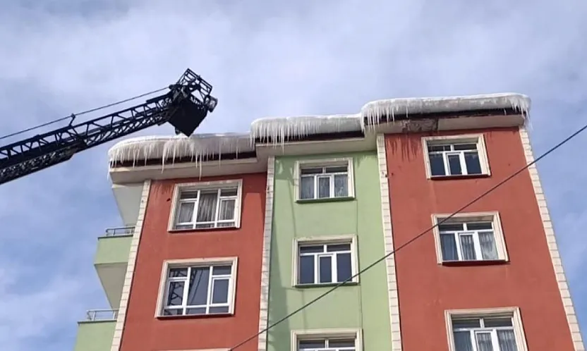 Ağrı'da buz sarkıtlarına itfaiyeden müdahale