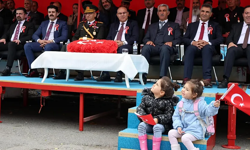 Ağrı'da Cumhuriyetin 102'inci Yılı Coşkusu: Spor Şöleni ve Geçit Töreni